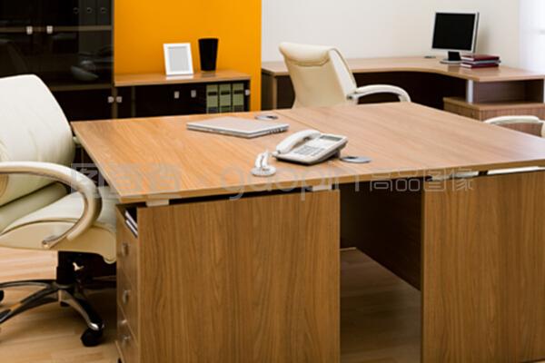 书桌上的笔记本电脑与仪器仪表 现代科技与专业测量的交汇点